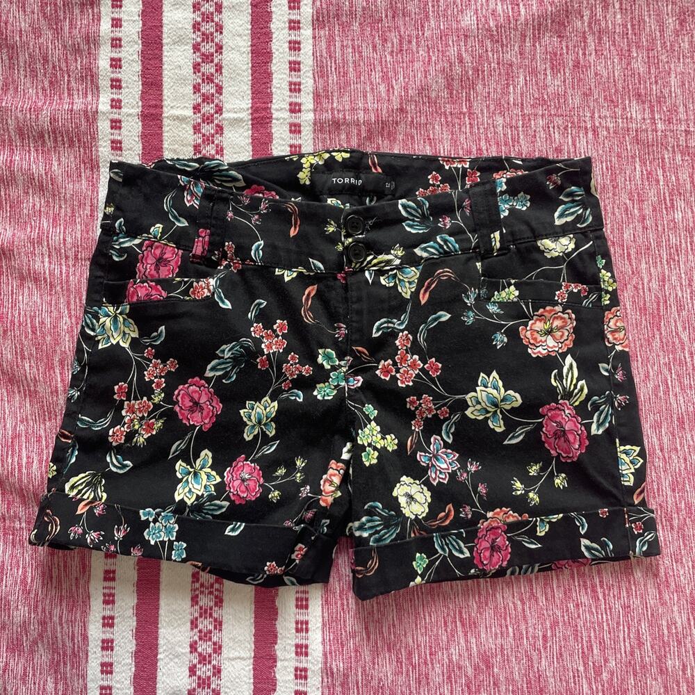 TORRID Black Floral Shorts Size 12 Flat Front Pockets Low Rise Stretch